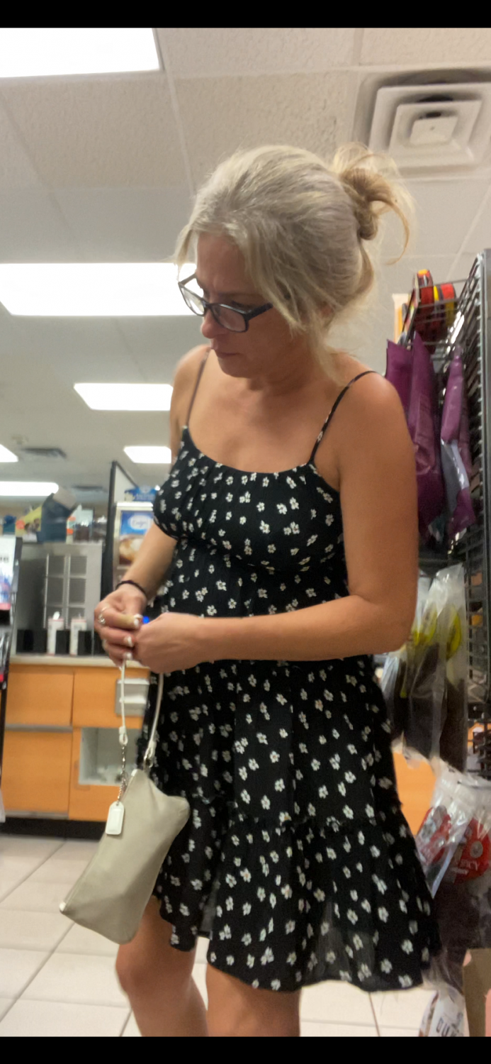 Petite MILF Store Candid #ILMXDt5q