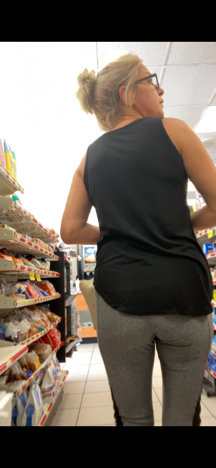 Petite MILF Store Candid #jyqIehN5